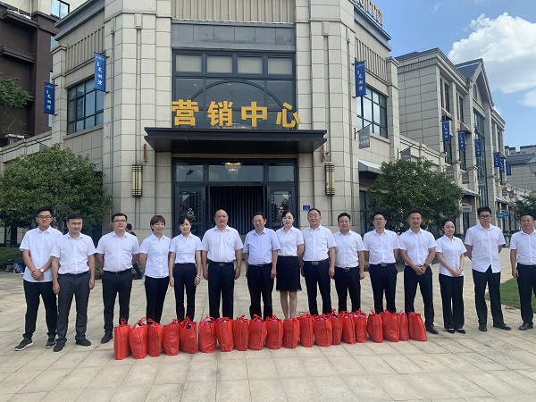 集團工會一行到徽鹽地產(chǎn)六安項目開展“送清涼”慰問活動