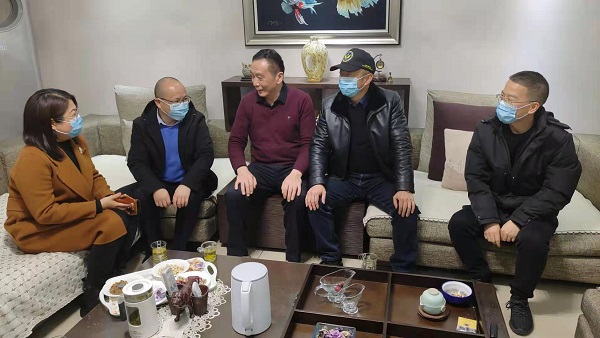 “情系退休老職工 走訪慰問(wèn)暖人心”徽鹽地產(chǎn)集團(tuán)公司組織開(kāi)展春節(jié)慰問(wèn)活動(dòng)