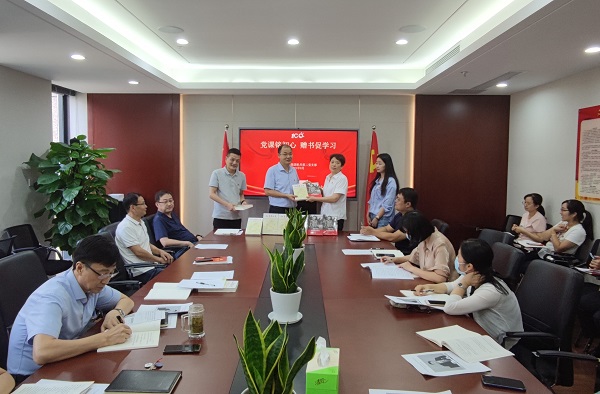 黨課銘初心，贈(zèng)書(shū)促學(xué)習(xí)——徽鹽地產(chǎn)集團(tuán)機(jī)關(guān)第二黨支部推動(dòng)黨史學(xué)習(xí)教育再升溫