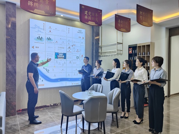 王思軍出席徽鹽地產(chǎn)集團黨委理論學(xué)習(xí)中心組學(xué)習(xí)擴大會